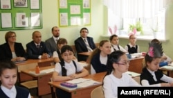 Татарстан мәгариф министры Энгел Фәттахов (арткы рәттә сулдан икенче) һәм мәгариф түрәләре Самарның татар мәктәбендә
