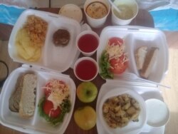 Обед на двоих. Слева обычное меню: пюре, тушеная капуста, котлета, справа — вегетарианский вариант: картошка с грибами. На пищу, по словам нашего собеседника, грех жаловаться: дают еще компоты, морсы, супы...