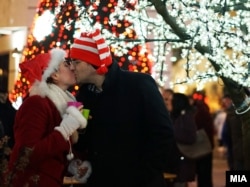 Закохана пара зустрічає Новий рік у Скоп’є, Македонія