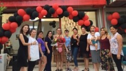 Гүлайым Медетбекова кардарлары менен.