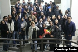 Leyla Novruzinin "Mən İsmətəm" filminin Təbrizdə premyerasından sonra çəkilmiş foto.