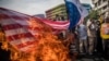 Іранці палять прапор США, протестуючи проти рішення Дональда Трампа про вихід з ядерної угоди. 11 травня 2018 року
