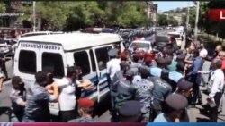 Полиция чогулгандарды кармап жаткан учур. 14-июнь, 2020-жыл.