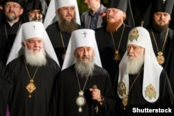 Зліва направо: глава УАПЦ митрополит Макарій, глава УПЦ (МП) митрополит Онуфрій і глава УПЦ КП патріарх Філарет. Київ, 8 травня 2017 року