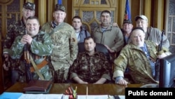 Перший ватажок угруповання «ЛНР», що визнане в Україні терористичним, Валерій Болотов (сидить у центрі) із поплічниками