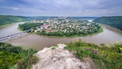 Панорама міста Заліщики, Тернопільська область. Місто розташоване на лівому березі Дністра. Ця територія є частиною національного природного парку «Дністровський каньйон»