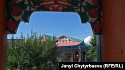 Мечит араб жазуусу менен катар буддисттик элементтер менен да кооздолгон