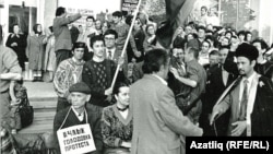 1990нчы еллар. Азатлык мәйданы. Ачлык тоту чарасы. Габделхәмит хәзрәт Зиннәтуллин (уңда) ТИҮ рәисе Марат Мөлековны сәламли.