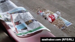 Janköýerleri futbol duşuşygyna öz ýanlary bilen gazet alyp gidýärler