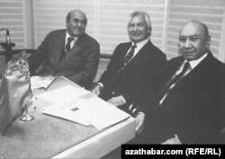 Azatlyk radiosynda köp ýyl işlän baýry žurnalistler (çepden saga) Aman Berdimyrat, Allamyrat Halmyrat we Myrat Täçmyrat. Arhiw suraty.