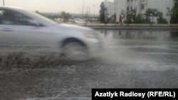 Aşgabatda ýene doly gatyşykly güçli ýagyş ýagdy. 29-njy maý, 2019 ý.