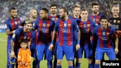 Лионель Месси (крайний слева в первом ряду) и Неймар стоят рядом перед выставочным матчем в Дохе