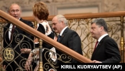 Владимир Путин (солдо), Эштон Картер (ЕБ өкүлү), Александр Лукашенко жана Петро Порошенко (оңдо) Минск шаарындагы жолугушууда. 26.8.2014.