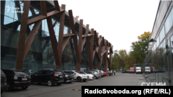 За даними реєстру прав на нерухоме майно, будівля «Паркового» і досі перебуває у власності приватної фірми «Амадеус Ко»