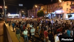 Нааразычылыкка чыккан жүздөгөн адамдар