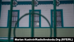 Вигляд на вікна церкви святого Миколая Чудотворця на Житомирщині