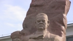 Иса Ахунбаевдин эстелиги. Бишкек.