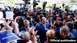 Armenia - Yerevan Mayor Taron Markarian speaks to reporters outside his headquarters, 16 May 2018.