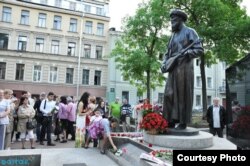 Люди возлагают цветы к памятнику казахскому поэту Джамбулу в Санкт-Петербурге.