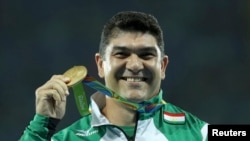 Балка ыргытуу боюнча алтын медалга ээ болгон тажикстандык Дилшод Назаров.