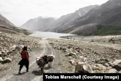 Проходящая через Вахан дорога. Фото Тобиаса Маршалла. 2015 год.