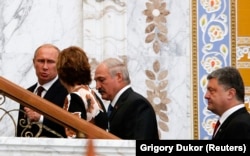 Президент Росії Володимир Путін, тодішній керівник закордонної політики ЄС Катрін Аштон, керівник Білорусі Олександр Лукашенко та президент України Петро Порошенко у Мінську, 26 серпня 2014 року