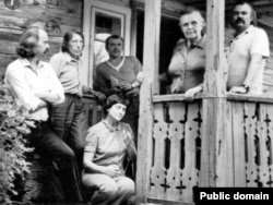 Зь сябрамі на ганку зэльвенскай хаты: Аляксей Марачкін, Яўген Кулік, Пётра Сьвентахоўскі, Ларыса Геніюш, Уладзімер Басалыга; сядзіць — Ірына Марачкіна. 1981 г.