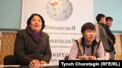 Тажрыйба алмашуу жыйынынын катышуучулары Жусуп Баласагын атындагы Кыргыз Улуттук Университетинде кыргызча Википедияга арналган баяндаманы угууда. Бишкек. 31.3.2011.
