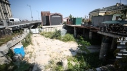 Будмайданчик на Поштовій площі (праворуч – вхід до місця, де перебувають археологічні знахідки). Київ, 4 вересня 2018 року