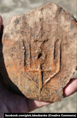 Знайдений у Білорусі фрагмент горщика, на якому, за твердженням білоруського археолога, зображений тризуб князя Ізяслава, сина Київського князя Володимира Святославича і Рогніди