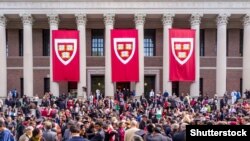 Гарвардський університет – один із найдавніший закладів вищої освіти в США. На архівному фото студенти перед будівлею університету 