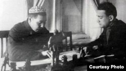 Абдыкадыр Орозбеков иш бөлмөсүндө. Архив сүрөт.