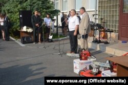 Кандидати до місцевих рад на Полтавщині дарують бензопили і газонокосарку студентам