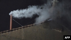 Білий дим над Сікстинською капелою у Ватикані в березні 2013 року, коли обрали папу Франциска