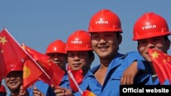 "Кемин" подстанциясын куруп жаткан кытайлык жумушчулар. 1-август, 2012.