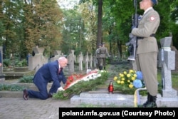 Міністр оборони Польщі Антоній Мацеревич кладе вінок на могилу генерала армії УНР Марка Безручка