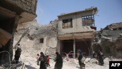 Талкаланган Мосул. Жоочулар көзөмөлдөгөн аймактан бошотулган аялдар жана балдар