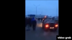 Муҳоҷирони тоҷик дар марз бо Украина. Акс аз видеои Фаридун Зуҳуров