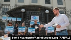 Rusiye elçiligi yanında Qırımda ğayıp olğanlarnıñ qurbanlarına bağışlanğan aktsiya