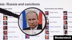 Fotografija predsjednika Putina na pozadini liste sankcija kroz lupu na sajtu BBC-a, ilustrativna fotografija