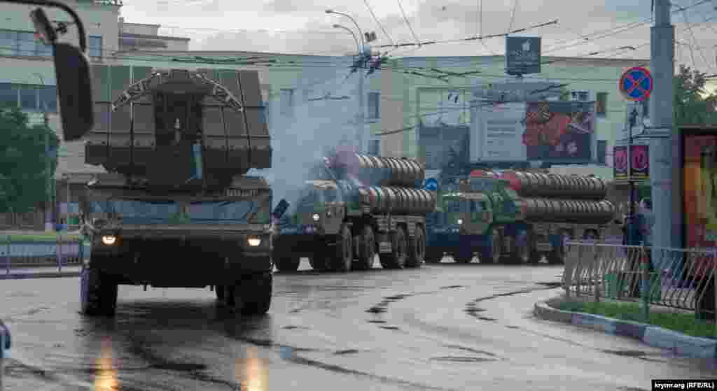 Водночас на материковій Україні з 2015 року 8 травня відзначають День пам&#39;яті та примирення, 9 травня &ndash; День перемоги над нацизмом у Другій світовій війні (на заміну радянському &laquo;Дню перемоги&raquo;). Офіційним символом вшанування є червоний мак. Цього року в Україні масові заходи до 9 травня обмежили через карантин