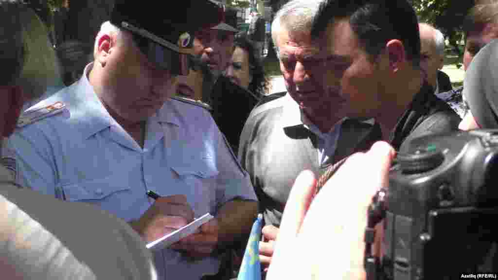 Полиция чарага килгәннәрнең күбесенең документларын тикшерде