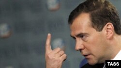 Дмитрий Медведев по итогам промежуточной экспертизы по делу умершего в СИЗО юриста Сергея Магнитского, проведенной Советом по правам человека, дал указания Генпрокуратуре и Следственному комитету