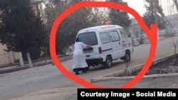 "Тез ëрдам" машинасини итариб кетаëтган ҳамшира. (Озодлик архивидан)