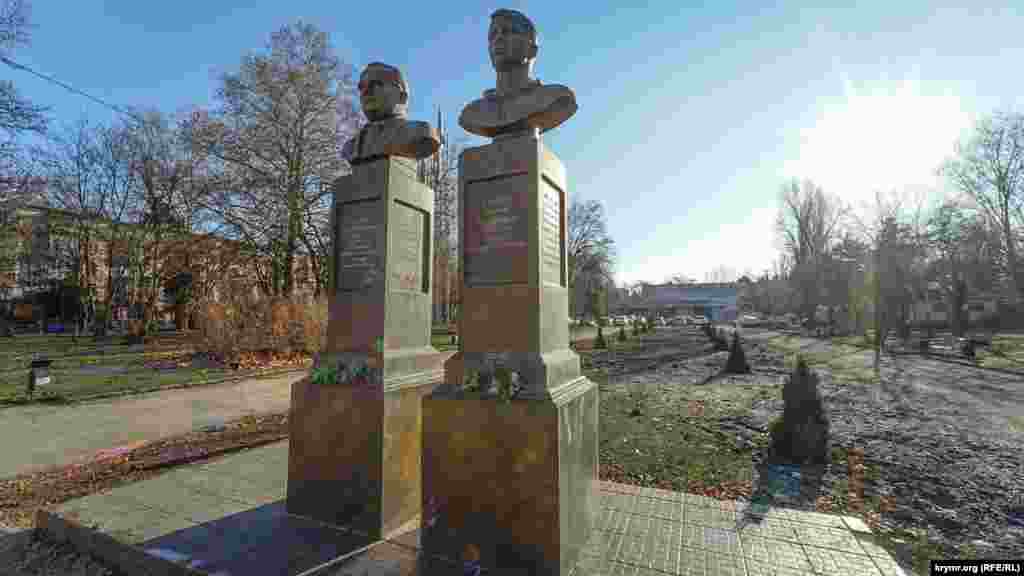 У 2015 році перед кінотеатром урочисто встановили погруддя першого радянського космонавта Юрія Гагаріна і конструктора ракетно-космічної техніки Сергія Корольова