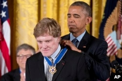 Прэзыдэнт ЗША Барак Абама ўручае Робэрту Рэдфарду Мэдаль Свабоды, 22 лістапада 2016