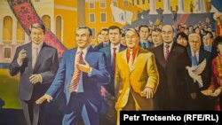 Фрагмент картины, изображающей Нурсултана Назарбаева в компании политических и общественных деятелей Казахстана. Шамалган, 28 ноября 2018 года.