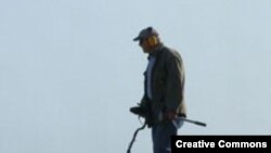 Кладоискатель. Photo <a href = "http://commons.wikimedia.org/wiki/Image:Treasure_hunter.jpg" target=_blank>Les Chatfield</a>