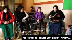 آمنه شهریاری(راست) یک زن معلول توانمند در هرات که شاعر و نویسنده است.