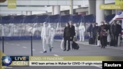 Уханга келген Дүйнөлүк саламаттык сактоо уюмунун (ДССУ) эксперттери. СGTN каналы көрсөткөн репортаждан алынган сүрөт.